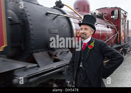 Ein viktorianischer Mann auf England wieder Bahn, Porthmadog, Wales Stockfoto