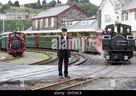 Ein Eisenbahner auf England wieder Bahn, Porthmadog, Wales Stockfoto