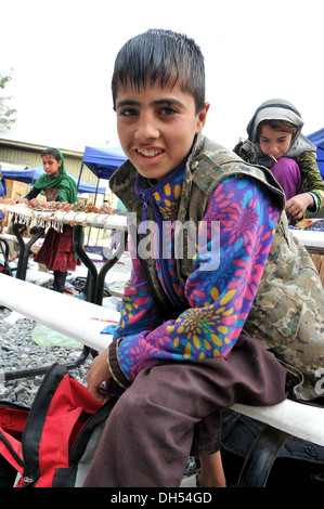 Afghanistan-Basar neue Kabul Compound Frauen und Kinder Basar Handwerk Schmuck Teppiche afghanischen Souvenirs ISAF International Security Stockfoto