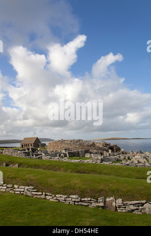 Inseln von Orkney, Schottland. Malerische Aussicht des Dorfes Broch am Gurness mit Eynhallow Sound im Hintergrund. Stockfoto