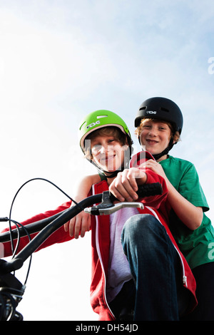 Zwei coole Jungs auf einem BMX Fahrrad Stockfoto