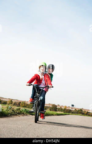 Zwei coole Jungs auf einem BMX Fahrrad Stockfoto