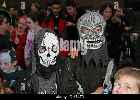 West Wickham, Kent, UK. 31. Oktober 2013. Kinder verkleidet für Halloween im Swan Pub, West Wickham, Ken Credit: Keith Larby/Alamy Live News Stockfoto