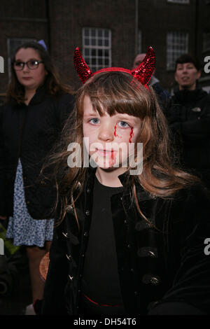 West Wickham, Kent, UK. 31. Oktober 2013. Kinder verkleidet für Halloween im Swan Pub, West Wickham, Ken Credit: Keith Larby/Alamy Live News Stockfoto