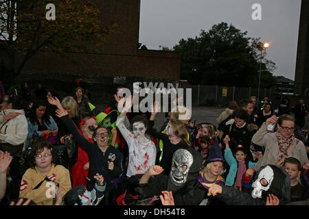 West Wickham, Kent, UK. 31. Oktober 2013. Kinder verkleidet für Halloween im Swan Pub, West Wickham, Ken Credit: Keith Larby/Alamy Live News Stockfoto