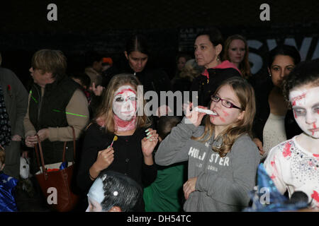 West Wickham, Kent, UK. 31. Oktober 2013. Kinder verkleidet für Halloween im Swan Pub, West Wickham, Ken Credit: Keith Larby/Alamy Live News Stockfoto