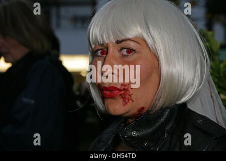 West Wickham, Kent, UK. 31. Oktober 2013. Fancy Dress in Swan Pub, West Wickham, Ken Credit: Keith Larby/Alamy Live News Stockfoto