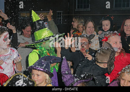 West Wickham, Kent, UK. 31. Oktober 2013. Ein Schneesturm für Halloween im Swan Pub, West Wickham, Ken Credit: Keith Larby/Alamy Live News Stockfoto