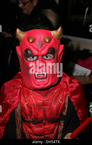 West Wickham, Kent, UK. 31. Oktober 2013. Ein Teufel erschien für Halloween im Swan Pub, West Wickham, Ken Credit: Keith Larby/Alamy Live News Stockfoto