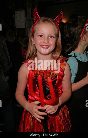 West Wickham, Kent, UK. 31. Oktober 2013. Ein Teufel erschien für Halloween im Swan Pub, West Wickham, Ken Credit: Keith Larby/Alamy Live News Stockfoto