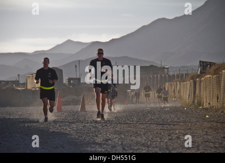 PAKTYA Provinz, Afghanistan – Staub fliegt von den Füßen der US-Armeesoldaten mit 1. Bataillon, 506. Infanterieregiment, 4th Brigade Combat Team, 101st Airborne Division (Air Assault), wie sie einen Lauf für die Gefallenen auf Forward Operating Base Gard Verhalten Stockfoto