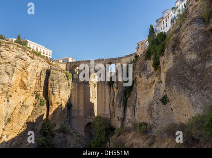PUENTE NUEVO BRÜCKE ÜBER DIE EL TAJO SCHLUCHT ODER CANYON IN ZENTRALEN RONDA ANDALUSIEN SPANIEN GESEHEN VOM UNTEREN CANYON Stockfoto