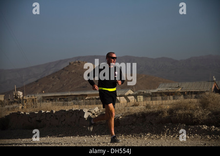 PAKTYA Provinz, Afghanistan – A US Armee-Soldat mit 1. Bataillon, 506. Infanterieregiment, 4th Brigade Combat Team, 101st Airborne Division (Air Assault), beginnt seine letzte Runde während der Teilnahme an einem Lauf für die gefallenen, 26. Oktober 2013. Stockfoto