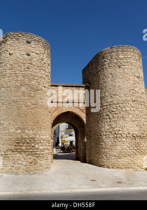 Puerta de Almocabar Stadtmauern GATEWAY IN den RONDA Andalusien mit einem OUTDOOR CAFE JUST in das Tor Stockfoto