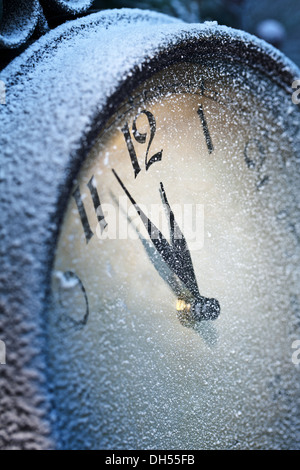 Neujahr-Uhr mit Schnee gepudert. Fünf vor zwölf. Stockfoto