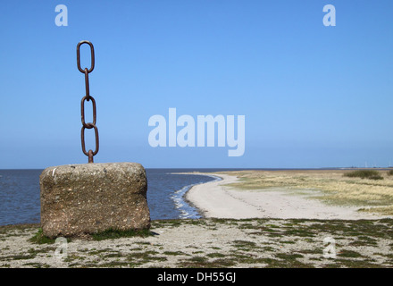 Betonklotz am Strand Stockfoto