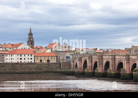 Berwick nach Tweed und die alte Brücke überquert den Fluss Tweed, Northumberland, England, UK Stockfoto