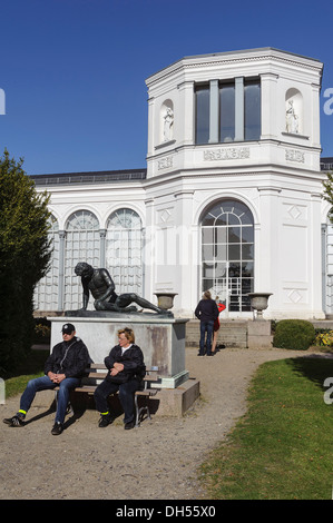 Skulptur vor der Orangerie im Schlosspark von Putbus, Isle of Rugia (Rügen) Mecklenburg-hierhin Pommern, Deutschland Stockfoto