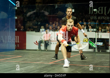 Manchester, UK. 31. Oktober 2013. Englands Nick Matthew (Dunlop PSA World Ranking Nr. 4) schlagen Ägyptens Amr Shabana (Dunlop PSA World Ranking Nr. 8) 3: 0, nach 43 Minuten im Viertelfinale der AJ Bell Squash-Weltmeisterschaft im Manchester Central. 11-8, 11: 4, 11: 7 Matthews nimmt seinen Platz im Halbfinale am Samstag, den 2. November gespielt werden. Bildnachweis: Russell Hart/Alamy Live-Nachrichten. Stockfoto