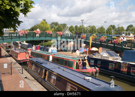 Kanalboote am Oxford-Kanal in der Nähe von Castle Quay Shopping Centre, Banbury, Oxfordshire. Stockfoto