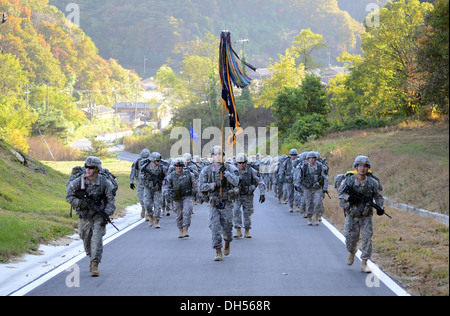 Soldaten mit 9. Infanterie-Regiment, 2. Bataillon, 1. gepanzerte Brigade Combat Team, 2. US-Infanteriedivision, marschieren bergauf auf Camp Casey während der Mandschu-Meile, 24. Oktober 2013. Oberstleutnant Shawn P. Creamer, Kommandant und Command Sergeant Major Timothy Terpak, co Stockfoto