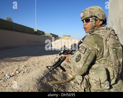 GUAM Gardist Wachen--Spc. Ignacio D. Meno der Bravo Company, 1. Bataillon, 294th Infanterie-Regiment, Guam Army National Guard, scannt seine Sektor während einer Sicherheitsmission Ende Oktober am Main Operating Base LashKar Gah, Provinz Helmand, Afghanistan. Stockfoto