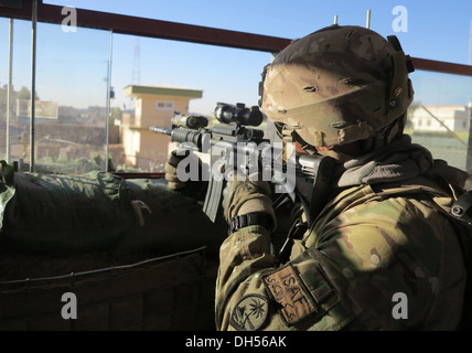 TOWER OF POWER--SGT Albert Samana Bravo Company, 1. Bataillon, 294th Infanterie-Regiment, Guam Army National Guard, hält Augen auf Bewegung in eine Main Operating Base LashKar Gah Tower Ende Oktober in der Provinz Helmand, Afghanistan. Stockfoto