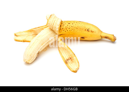 Halbe geschälte Banane auf weißem Hintergrund Stockfoto