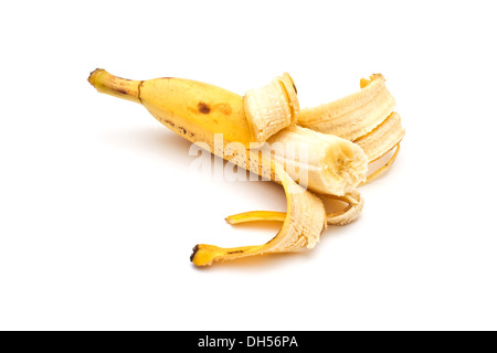 Halbe geschälte Banane auf weißem Hintergrund Stockfoto