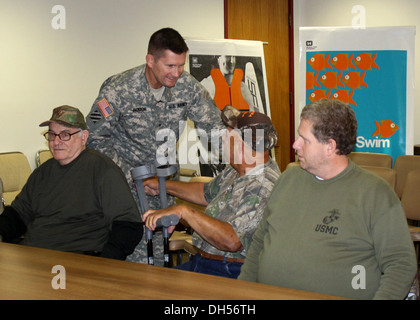 USACE South Atlantic Division Commander Major General Donald E. (Ed) Jackson schüttelt Hände mit Mitgliedern der gelähmten Veterane von Amerika südöstlichen Abschnitt an Richard B. Russell See, 23. Oktober 2013. Stockfoto