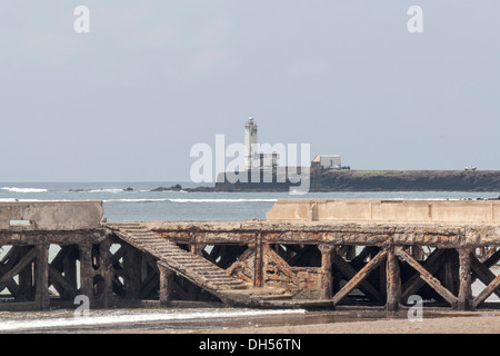 Blick auf den Leuchtturm und Praia da Gamboa (Strand), Santiago Island, Kap Verde Stockfoto