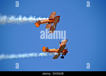 Breitling Flügel Wanderer Kunstflug Display Team mit klaren blauen Himmel am Kolben und Requisiten zeigen Unternehmen Flugplatz Northamptonshire Stockfoto