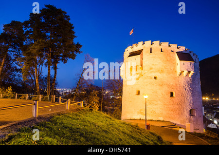 Brasov, Siebenbürgen, Rumänien. White Tower-Bastion, im Mittelalter zum Schutz der Stadt errichtet. Twilight-Landschaft. Stockfoto