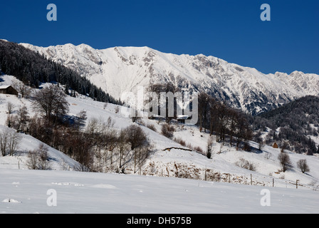 Ländliche Winterlandschaft in Karpaten, Rumänien. Nationalpark Piatra Craiului Ridge in Sirnea Dorf. Stockfoto