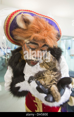 Puss in Boots Panto Charakter spielt mit Kätzchen in die Zucht von Battersea Hunde & Katzen zuhause, Xmas Panto im Hackney Empire Stockfoto