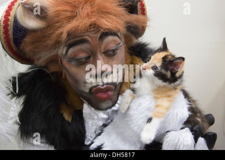 Puss in Boots Panto Charakter spielt mit Kätzchen in die Zucht von Battersea Hunde & Katzen zuhause, Xmas Panto im Hackney Empire Stockfoto