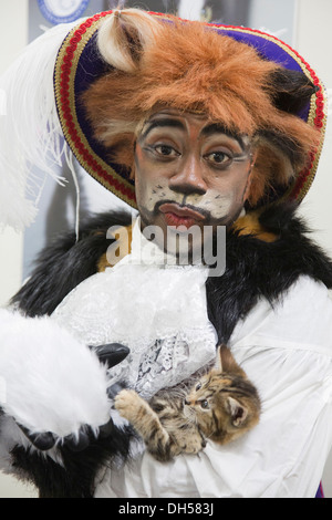 Puss in Boots Panto Charakter spielt mit Kätzchen in die Zucht von Battersea Hunde & Katzen zuhause, Xmas Panto im Hackney Empire Stockfoto