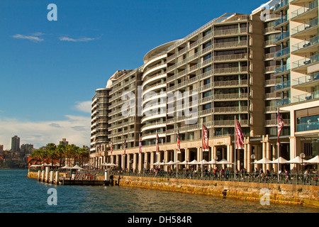 Hochhaus am Wasser Wohnblocks am blauen Wasser des Darling Harbour in Sydney NSW, Australien Stockfoto