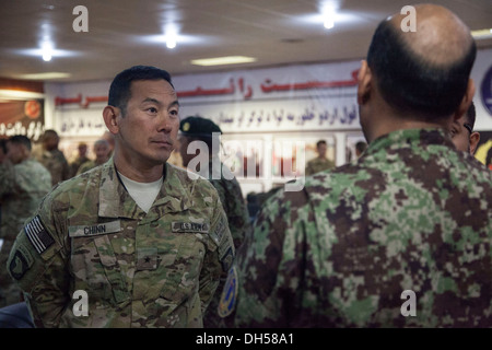 US Army Major General Clarence K.K. Chinn mit 101st Airborne Division spricht mit Soldaten der afghanischen Nationalarmee während der ANA 203. Korps vierteljährliche Training kurz nach vorne Operating Base Thunder, Afghanistan, 28. Oktober 2013. Diese kurze Bewertungen die Vergangenheit Stockfoto