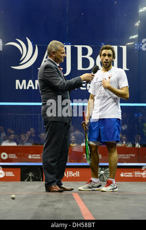 MANCHESTER, VEREINIGTES KÖNIGREICH. Donnerstag, 31. Oktober 2013. Ägyptens Ramy Ashour (in weiß) (Dunlop PSA World Ranking Nr. 1) schlagen Indiens Saurav Ghosal (in blau) (Dunlop PSA World Ranking Nr. 17) 3: 0 nach 48 Minuten im Viertelfinale der AJ Bell Squash-Weltmeisterschaft im Manchester Central. 11-9, 11-5, 11-9, Ashour nimmt seinen Platz im Halbfinale am Samstag, den 2. November gespielt werden. Stockfoto