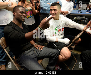 Oxnard, Kalifornien, USA. 31. Oktober 2013. R.) Ex-Weltmeister BRANDON '' Bam Bam'' RIOS ist Besuch von Schauspieler Kevin Hart, die als versierte Box-Promoter in dem Warner Bros Pictures Film Sterne '' Grudge Match während seiner seine einzige US-Medien Training Donnerstag, den 31. Oktober bei Robert Garcia Boxing Academy. Rios ist in der Tiefe Ausbildung für seine mit Spannung erwartete im Weltergewicht Kollision mit Kämpfer des Jahrzehnts, Kongressabgeordneter MANNY "Pacman" PACQUIAO. Rios fährt für Macau am 11. November, an die Umgebung gewöhnen. Der Kampf zwischen Pacquiao vs. Credit: ZUMA Press, Inc./Alamy Live News Stockfoto