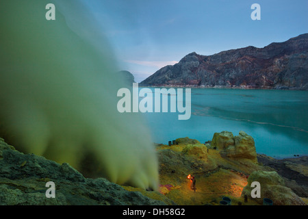 Schwefel-Bergbau am Ijen Vulkan, Kratersee der Kawah Ijen an der hinteren, Kawah Ljen, Ost-Java, Java, Indonesien Stockfoto