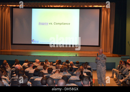 Command Sergeant Major David L. Stewart, Befehl Sergeant-Major des Zentrums für die Armee Beruf und Ethik, liefert eine Nachricht Stockfoto