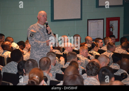 Command Sergeant Major David L. Stewart, Befehl Sergeant-Major des Zentrums für die Armee Beruf und Ethik, liefert eine Nachricht Stockfoto