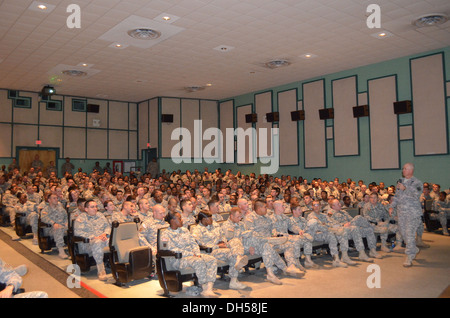 Command Sergeant Major David L. Stewart, Befehl Sergeant-Major des Zentrums für die Armee Beruf und Ethik, liefert eine Nachricht Stockfoto