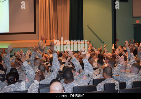 Command Sergeant Major David L. Stewart, Befehl Sergeant-Major des Zentrums für die Armee Beruf und Ethik, liefert eine Nachricht Stockfoto