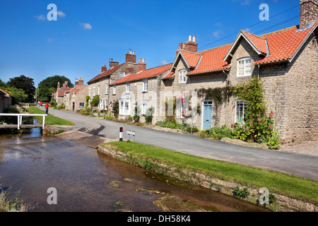 Hovingham Ford Marr Beck als es läuft durch das Dorf. North Yorkshire UK Stockfoto