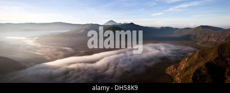 Morgennebel in der Tengger-Caldera mit Mount Bromo Vulkan, Mitte links-Krater, Batok Vulkan in der Mitte und Gunung Semeru Vulkan Stockfoto