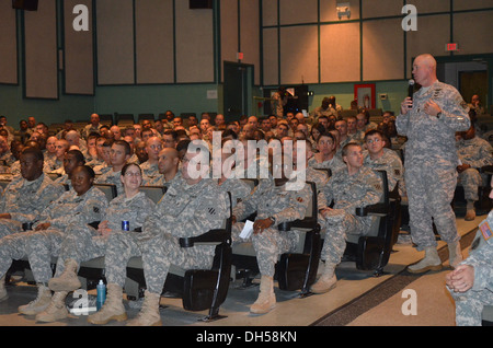 Command Sergeant Major David L. Stewart, Befehl Sergeant-Major des Zentrums für die Armee Beruf und Ethik, liefert eine Nachricht Stockfoto