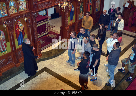 Soldaten, das 1. Bataillon, 41st Field Artillery Regiment, 1st Armored Brigade Combat Team, 3. Infanterie-Division zugewiesen besuchen Saint Pauls griechisch-orthodoxe Kirche, befindet sich in Savannah, Georgia, als Teil einer historischen Kirche Tour, die 2 Okt. stattfand Stockfoto